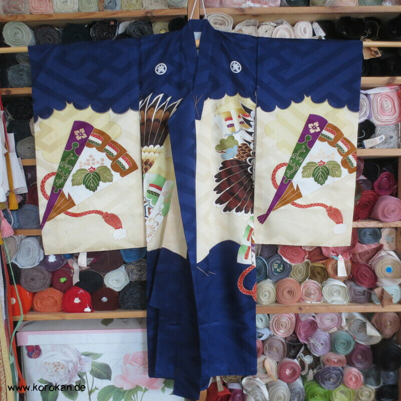 Furisode - Prachtkimono für kleine Jungen, Habicht Stickerei Sayagata Seidendamast