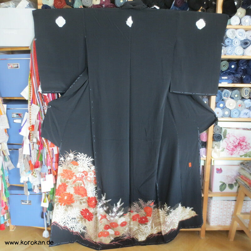 Tomesode, roter Vogel im Pfingstrosenbusch Seiden Karieba