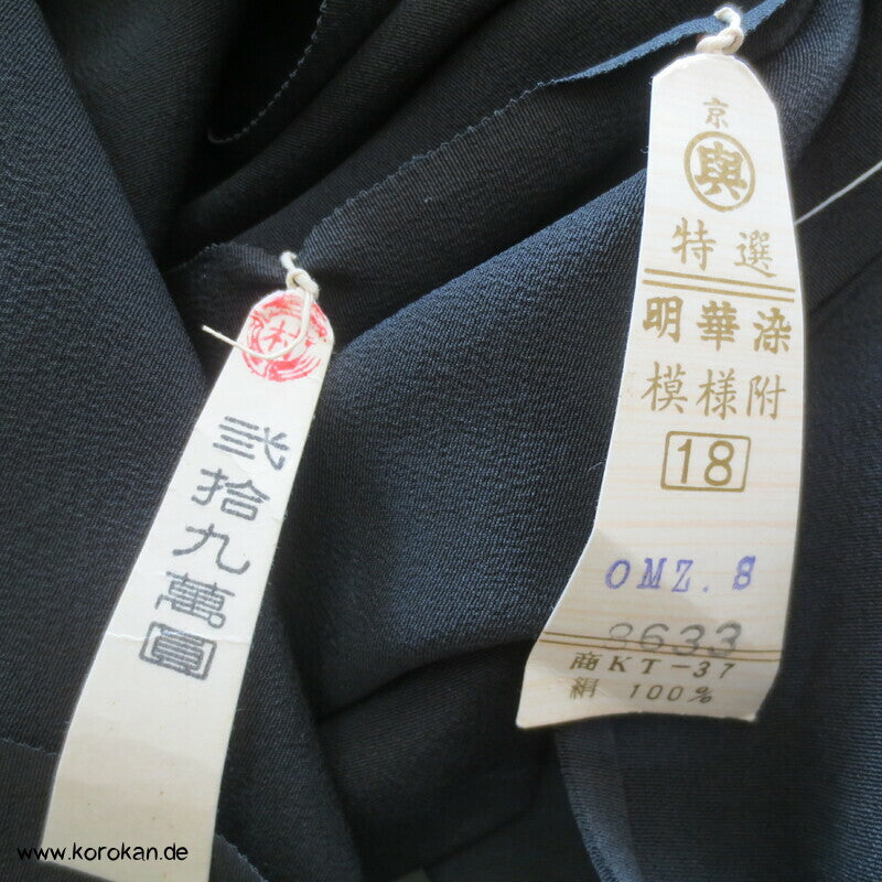 Tomesode, roter Vogel im Pfingstrosenbusch Seiden Karieba