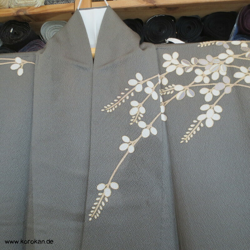 Nandina Zweige auf graugrün Homongi Kimono