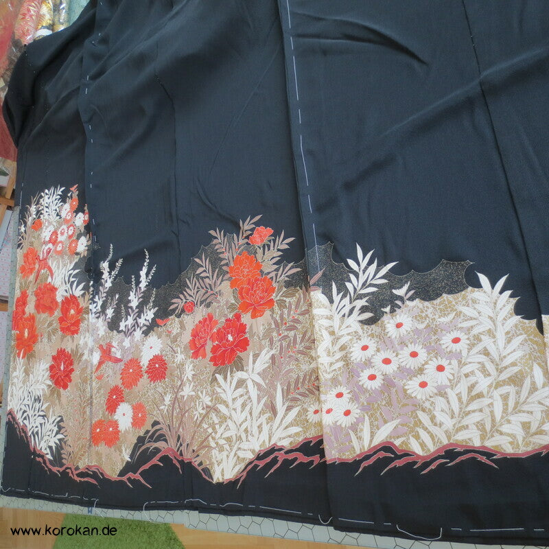 Tomesode, roter Vogel im Pfingstrosenbusch Seiden Karieba