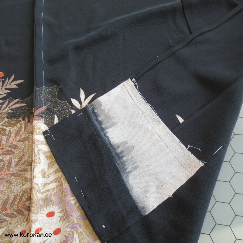 Tomesode, roter Vogel im Pfingstrosenbusch Seiden Karieba