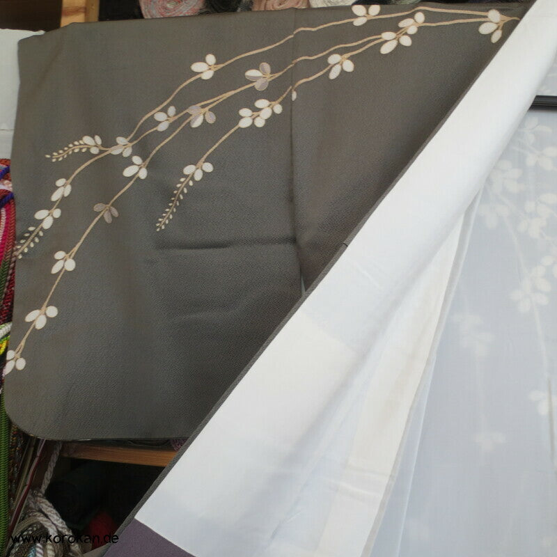 Nandina Zweige auf graugrün Homongi Kimono