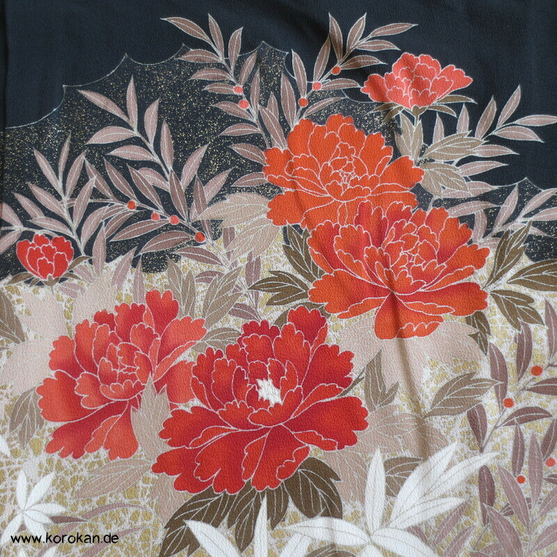 Tomesode, roter Vogel im Pfingstrosenbusch Seiden Karieba