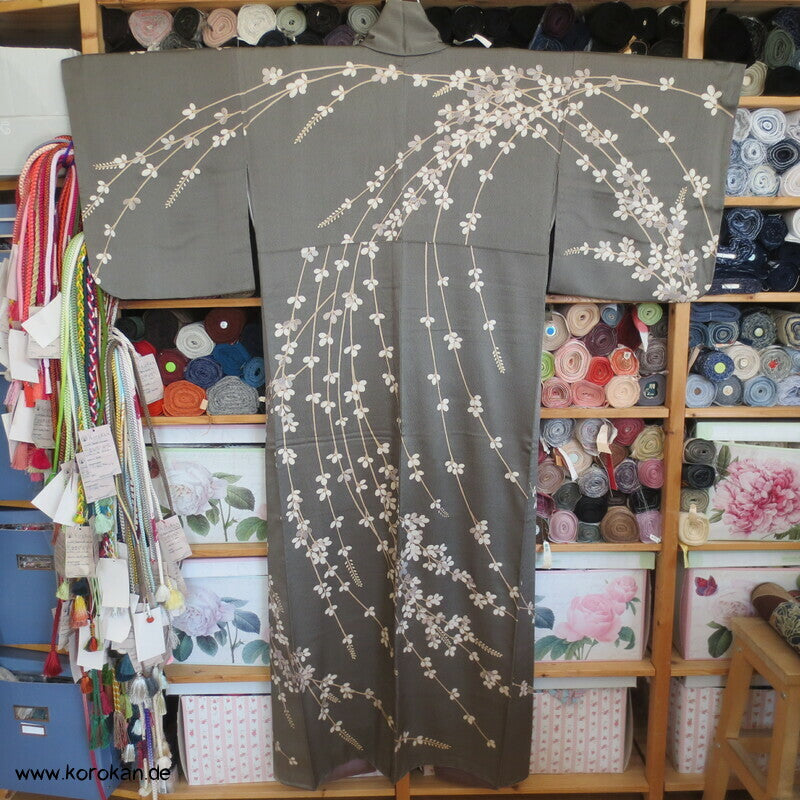 Nandina Zweige auf graugrün Homongi Kimono