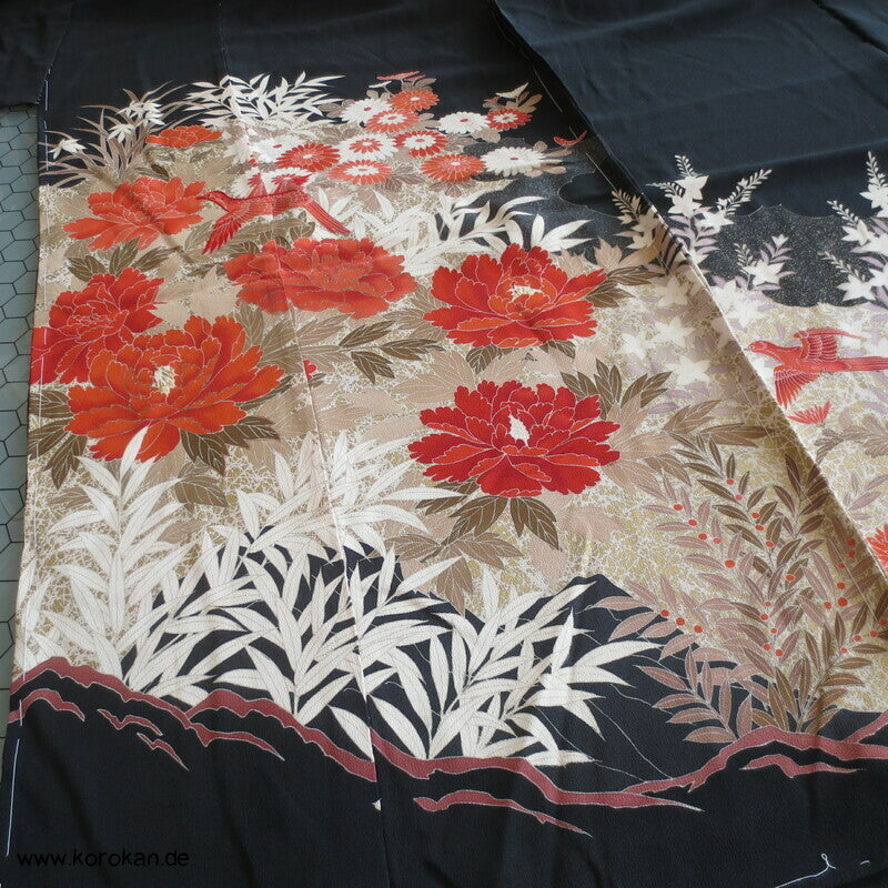 Tomesode, roter Vogel im Pfingstrosenbusch Seiden Karieba