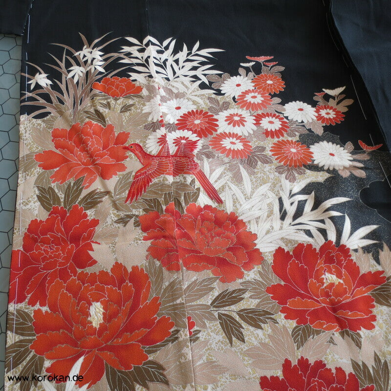 Tomesode, roter Vogel im Pfingstrosenbusch Seiden Karieba