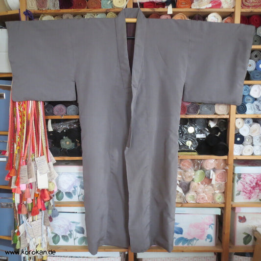taupe grauer Seiden Kimono, 1 gesticktes Mon