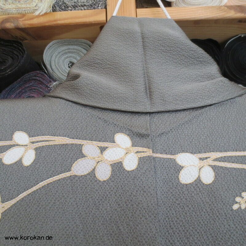 Nandina Zweige auf graugrün Homongi Kimono