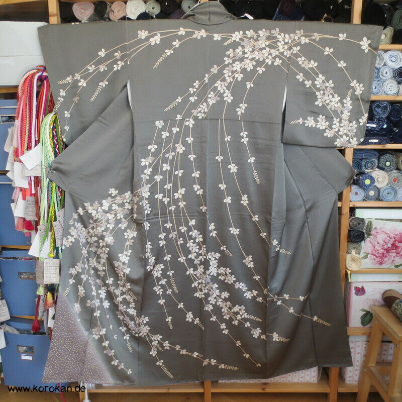 Nandina Zweige auf graugrün Homongi Kimono
