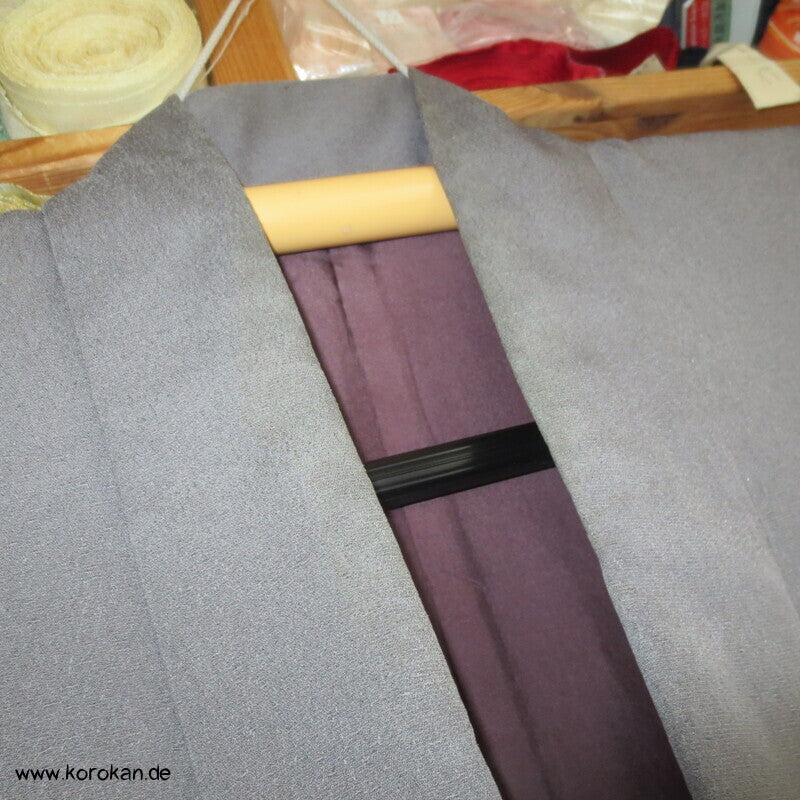 taupe grauer Seiden Kimono, 1 gesticktes Mon