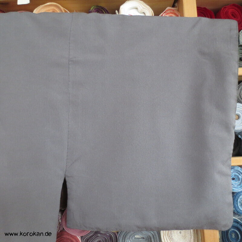 taupe grauer Seiden Kimono, 1 gesticktes Mon