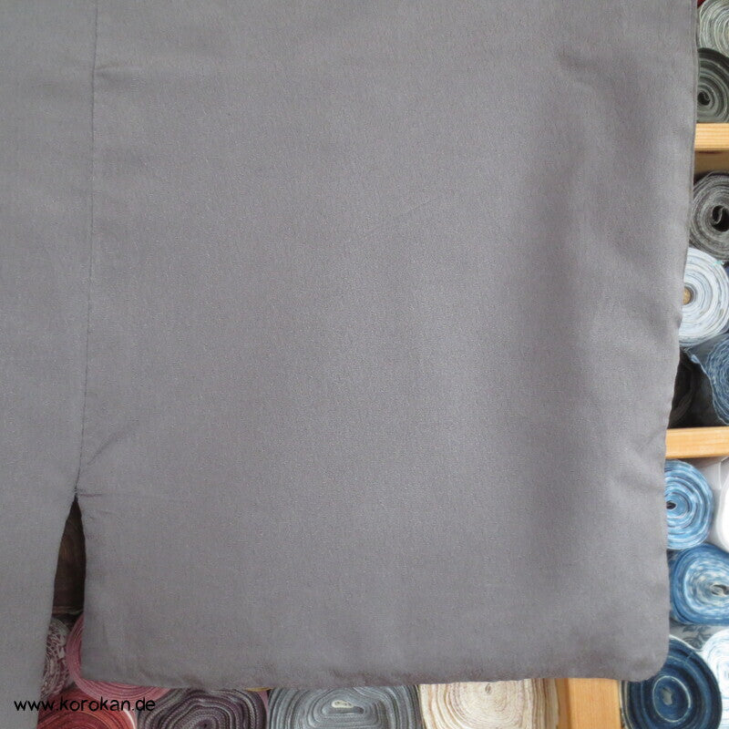 taupe grauer Seiden Kimono, 1 gesticktes Mon