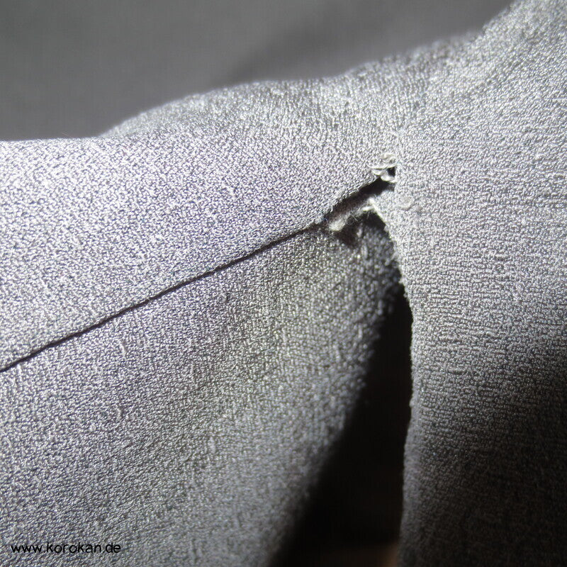 taupe grauer Seiden Kimono, 1 gesticktes Mon