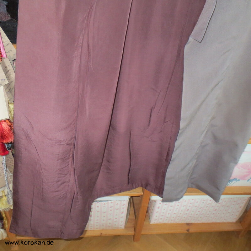 taupe grauer Seiden Kimono, 1 gesticktes Mon