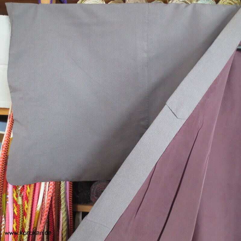 taupe grauer Seiden Kimono, 1 gesticktes Mon