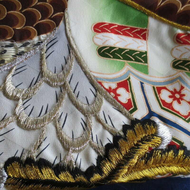 Furisode - Prachtkimono für kleine Jungen, Habicht Stickerei Sayagata Seidendamast
