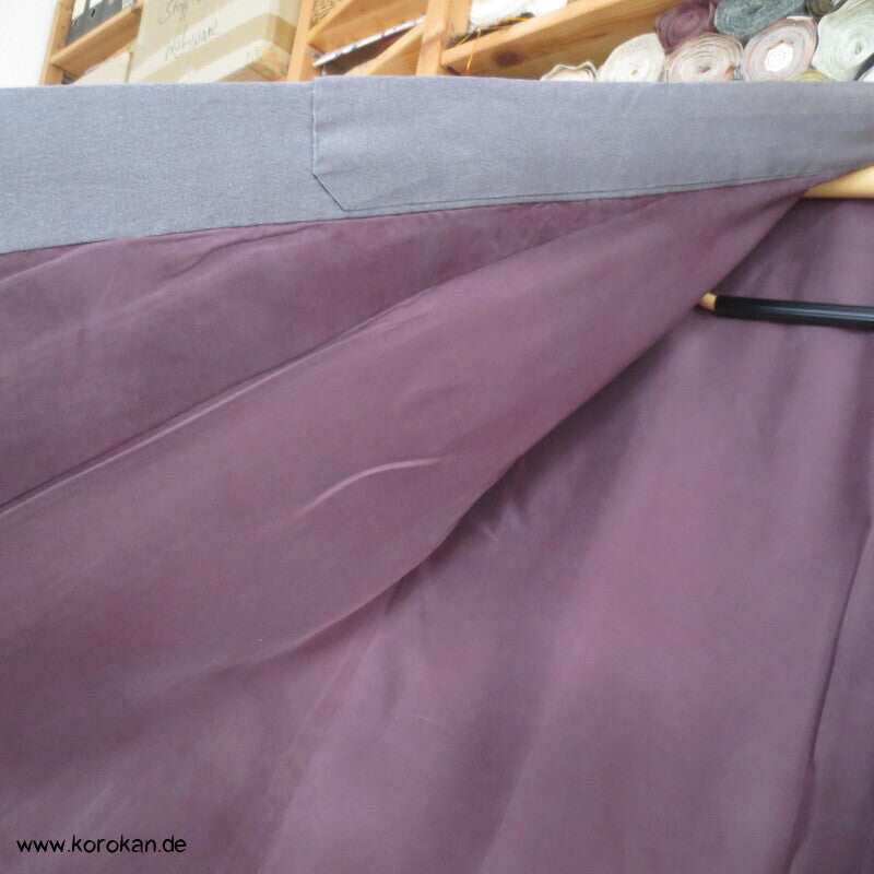 taupe grauer Seiden Kimono, 1 gesticktes Mon