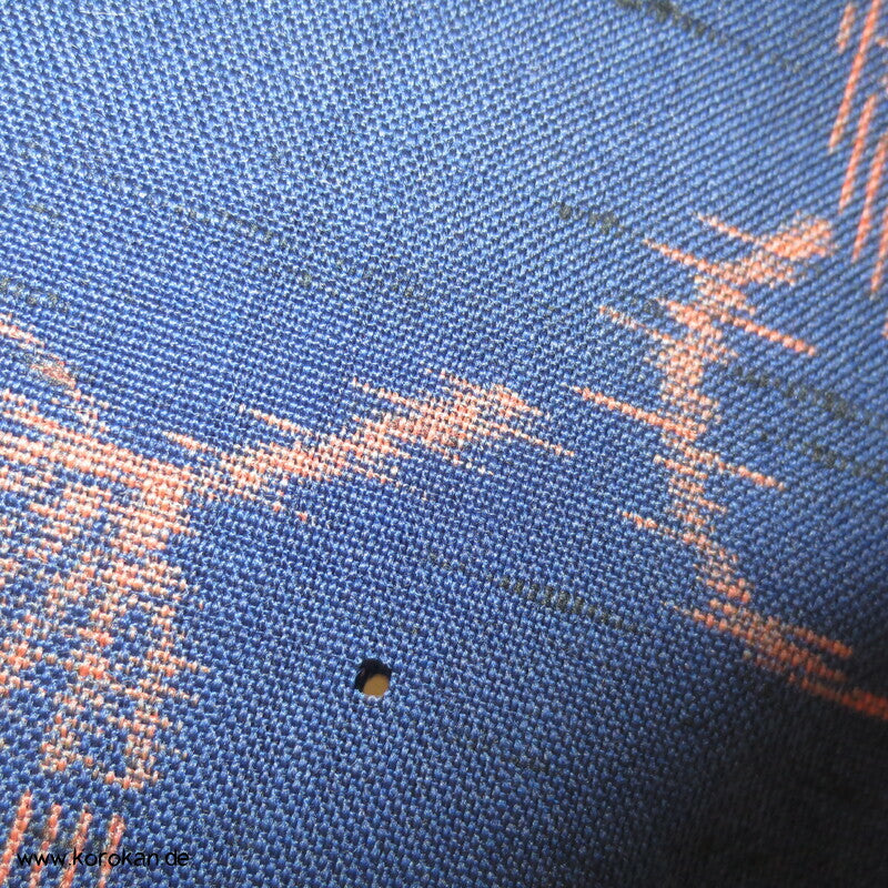 Arabesken und Uchiwa Fächer auf blau Woll Kimono Tanmono