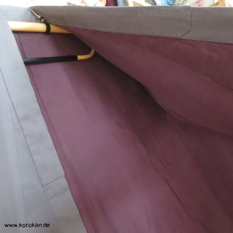 taupe grauer Seiden Kimono, 1 gesticktes Mon