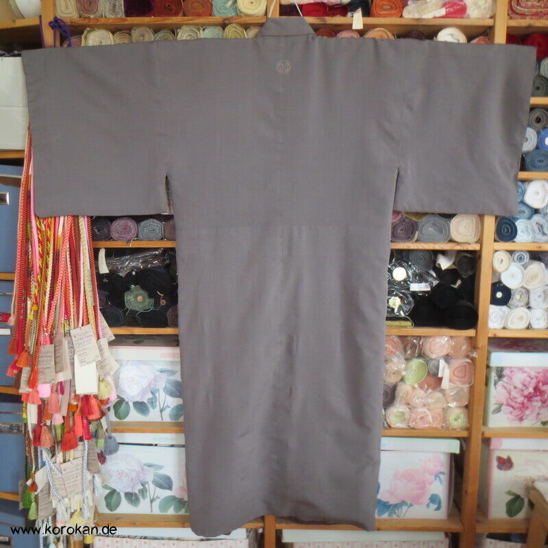 taupe grauer Seiden Kimono, 1 gesticktes Mon