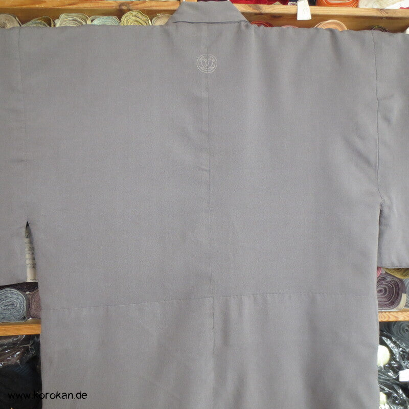 taupe grauer Seiden Kimono, 1 gesticktes Mon