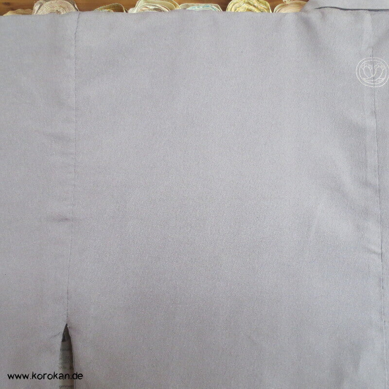 taupe grauer Seiden Kimono, 1 gesticktes Mon