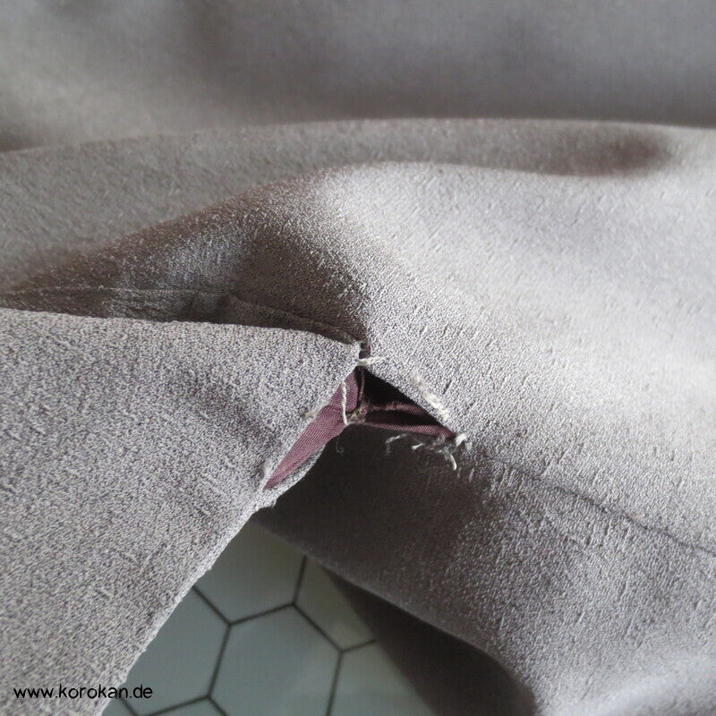 taupe grauer Seiden Kimono, 1 gesticktes Mon