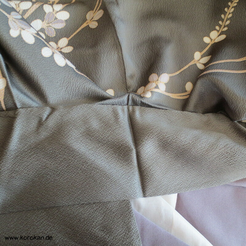 Nandina Zweige auf graugrün Homongi Kimono