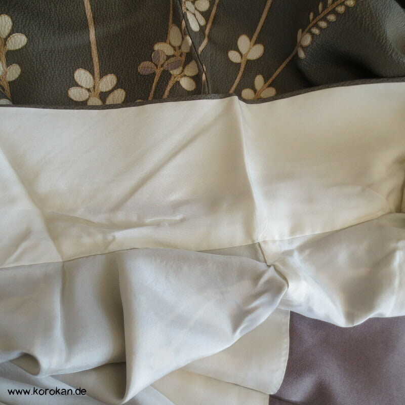 Nandina Zweige auf graugrün Homongi Kimono