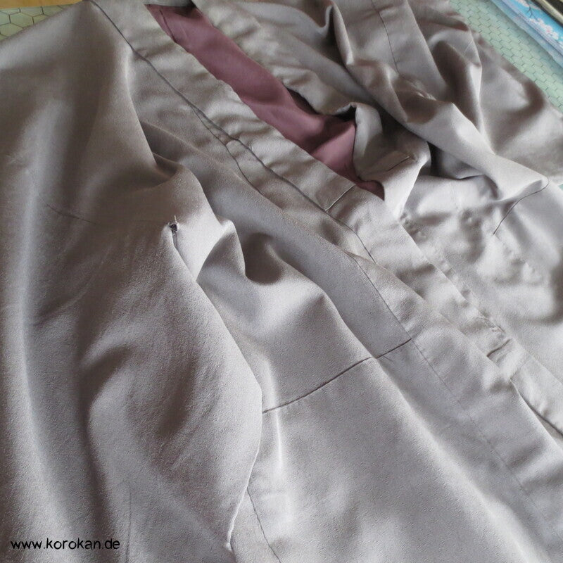 taupe grauer Seiden Kimono, 1 gesticktes Mon