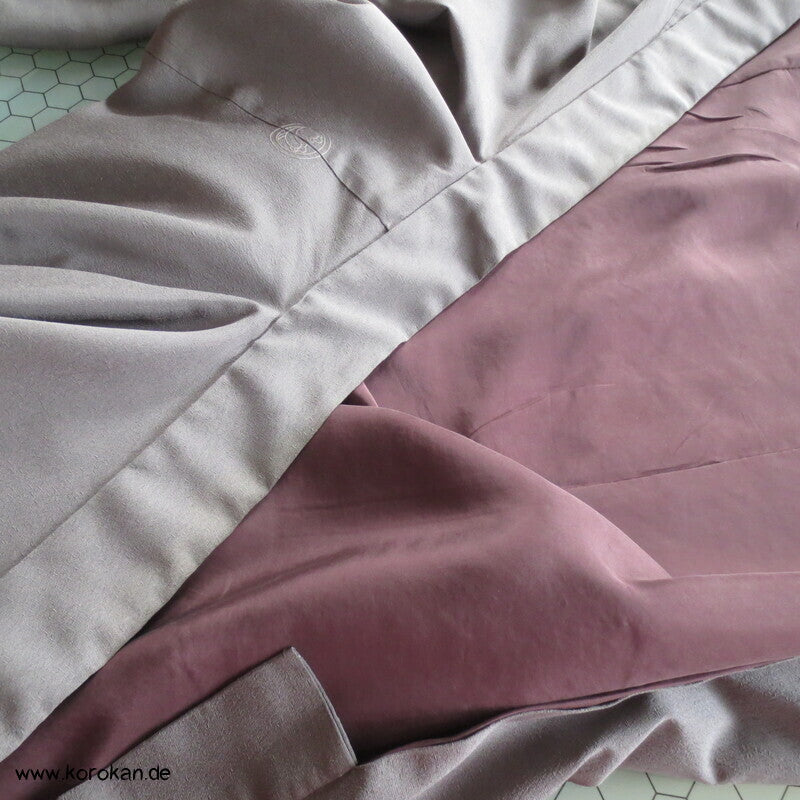 taupe grauer Seiden Kimono, 1 gesticktes Mon