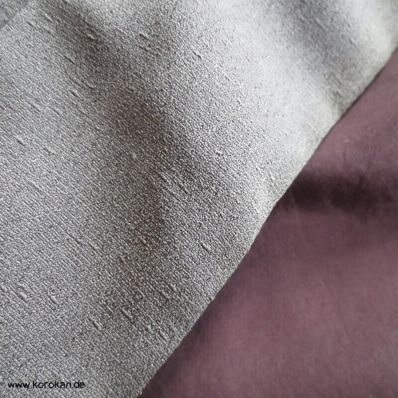 taupe grauer Seiden Kimono, 1 gesticktes Mon