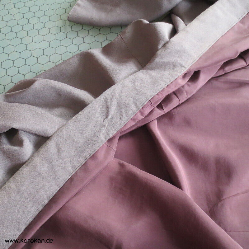 taupe grauer Seiden Kimono, 1 gesticktes Mon