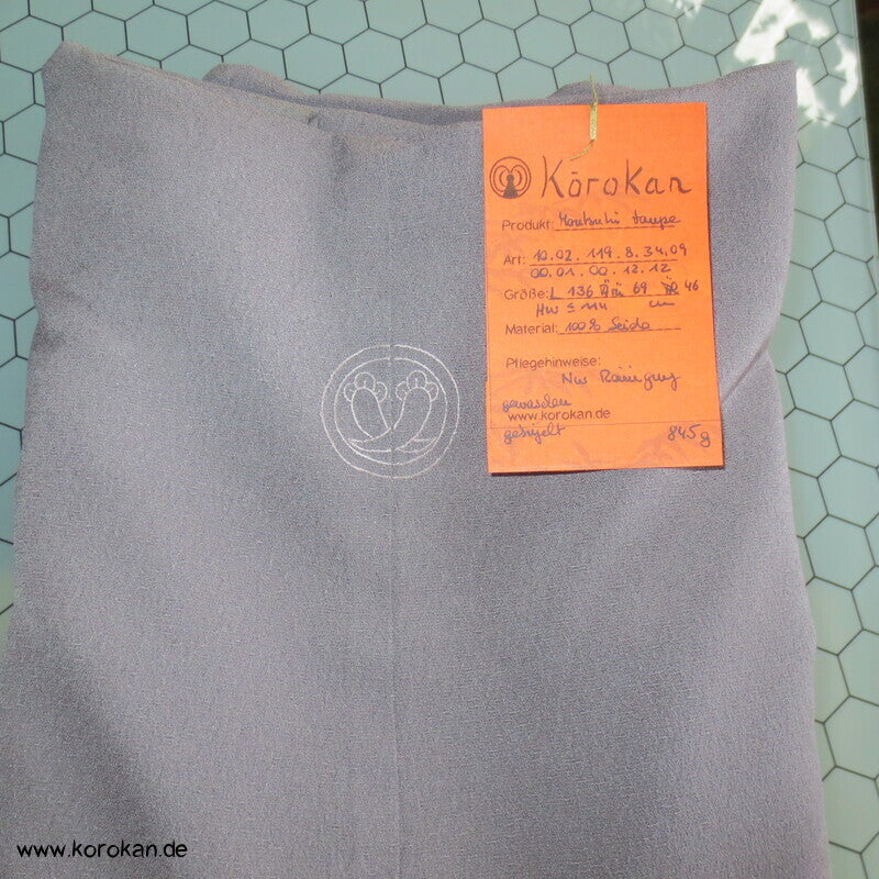 taupe grauer Seiden Kimono, 1 gesticktes Mon