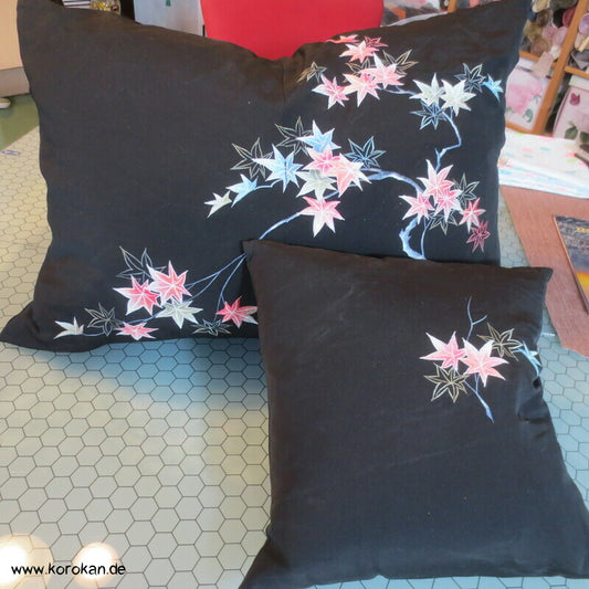 Kissenset aus Kimono Seide mit gestickten Ahornblättern, 1 x groß, 1 x klein