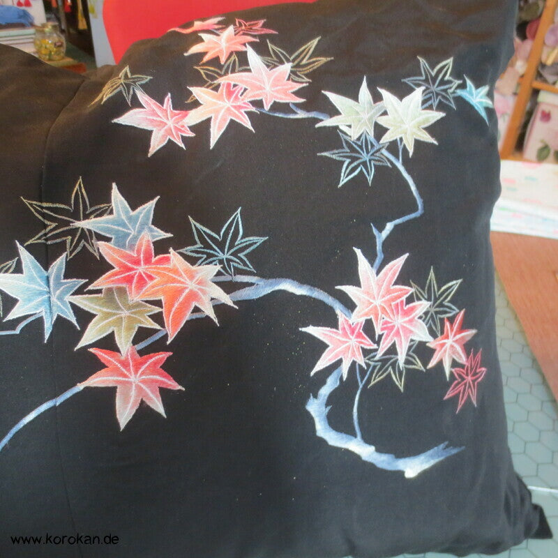 Kissenset aus Kimono Seide mit gestickten Ahornblättern, 1 x groß, 1 x klein