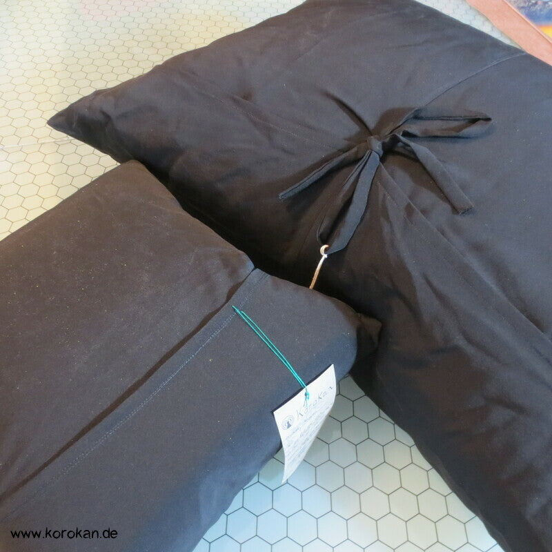 Kissenset aus Kimono Seide mit gestickten Ahornblättern, 1 x groß, 1 x klein