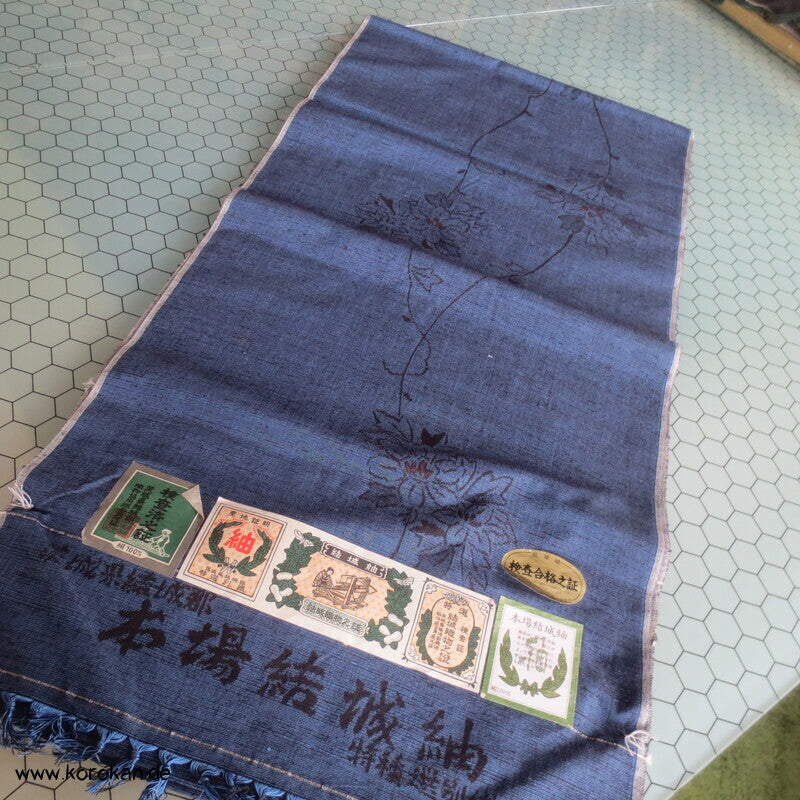 Blütenranken Kasuri Tsumugi Kimono Seide, originalgeheftet