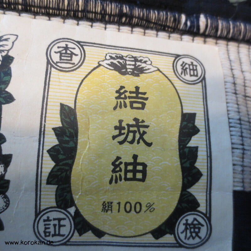 Kikko vor Rechteckgitter Kasuri Tsumugi Kimono Seide, originalgeheftet