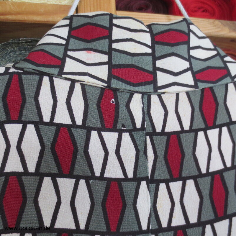 geometrischer antiker Seidencrepe Komon Kimono, rotes Futter