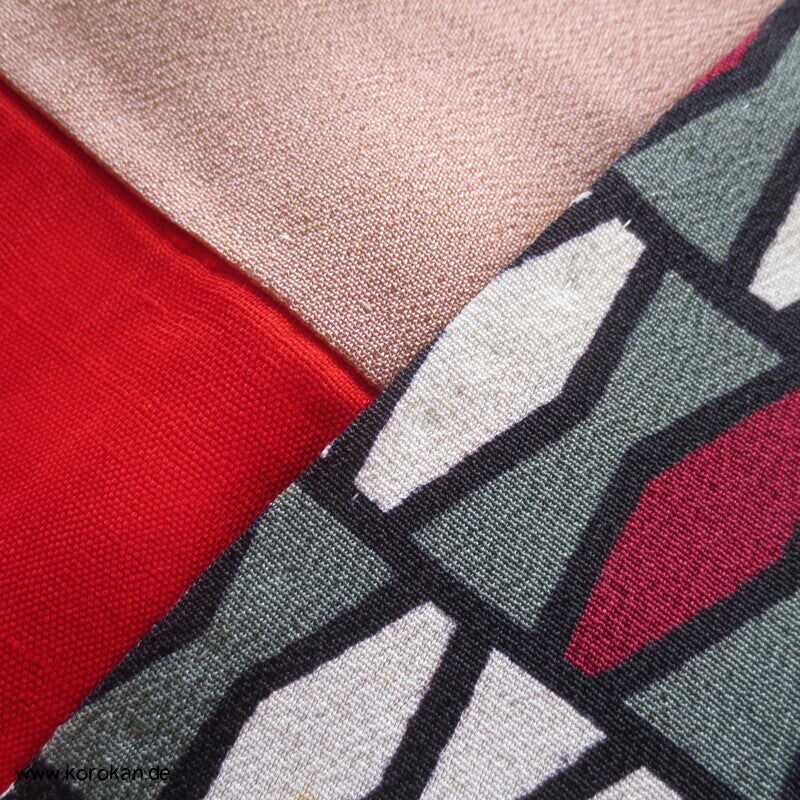 geometrischer antiker Seidencrepe Komon Kimono, rotes Futter