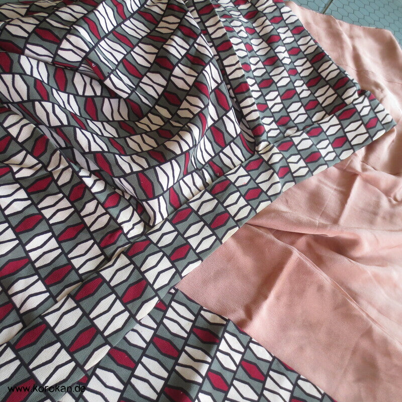 geometrischer antiker Seidencrepe Komon Kimono, rotes Futter