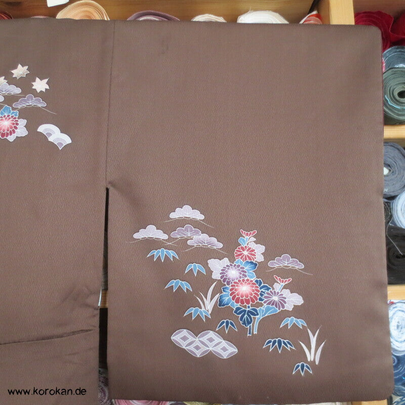 Homongi Kimono Seidencrepe dunkelbraun mit Wintermotiven