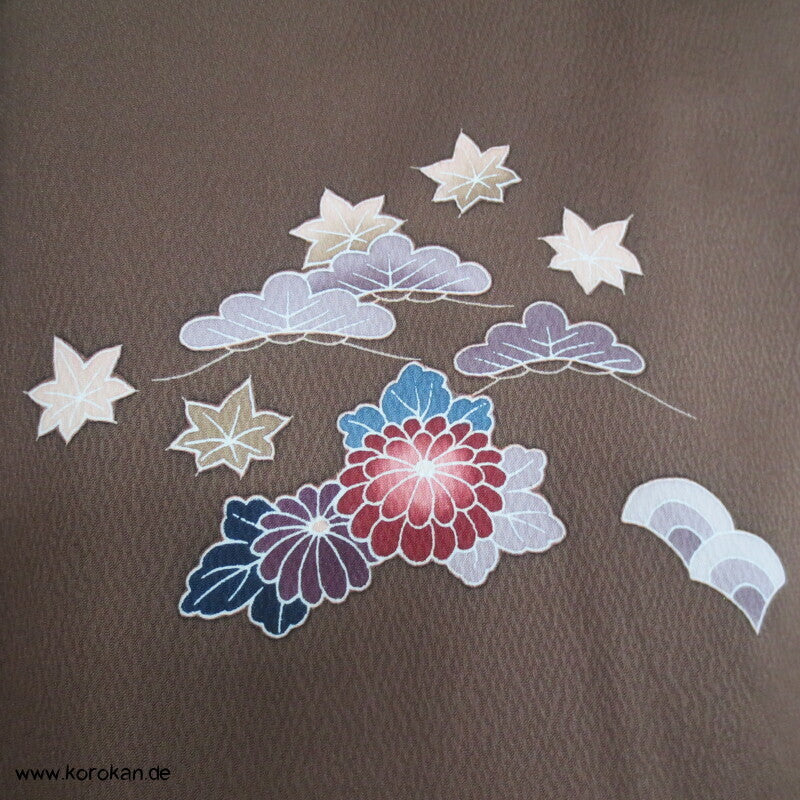 Homongi Kimono Seidencrepe dunkelbraun mit Wintermotiven