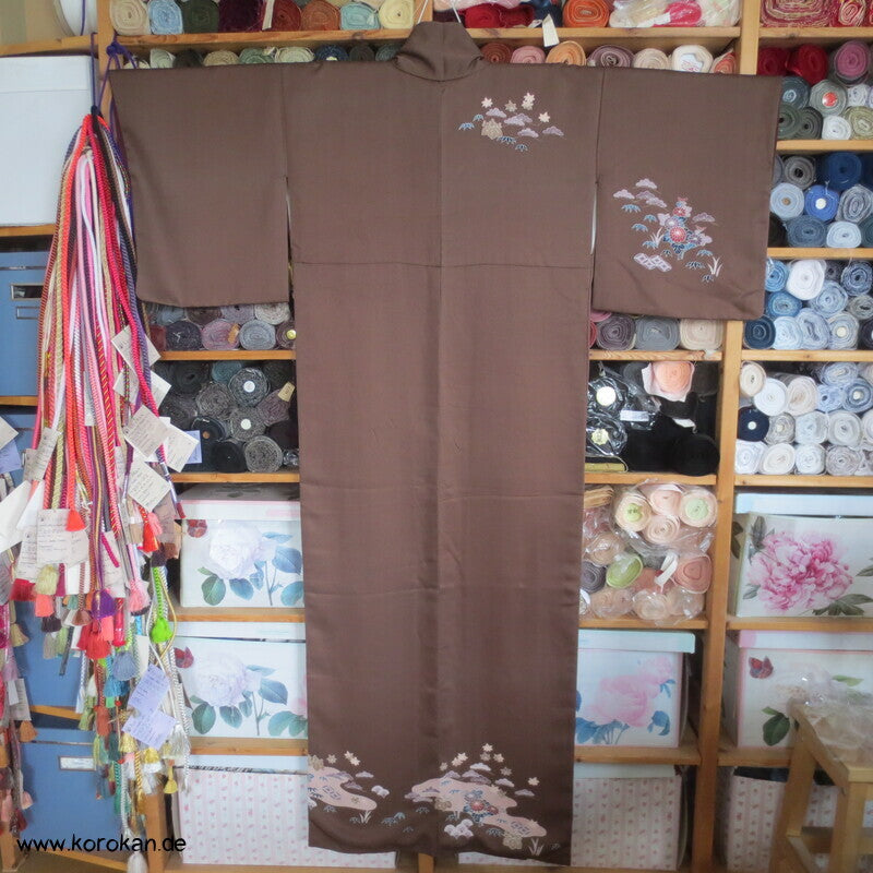 Homongi Kimono Seidencrepe dunkelbraun mit Wintermotiven