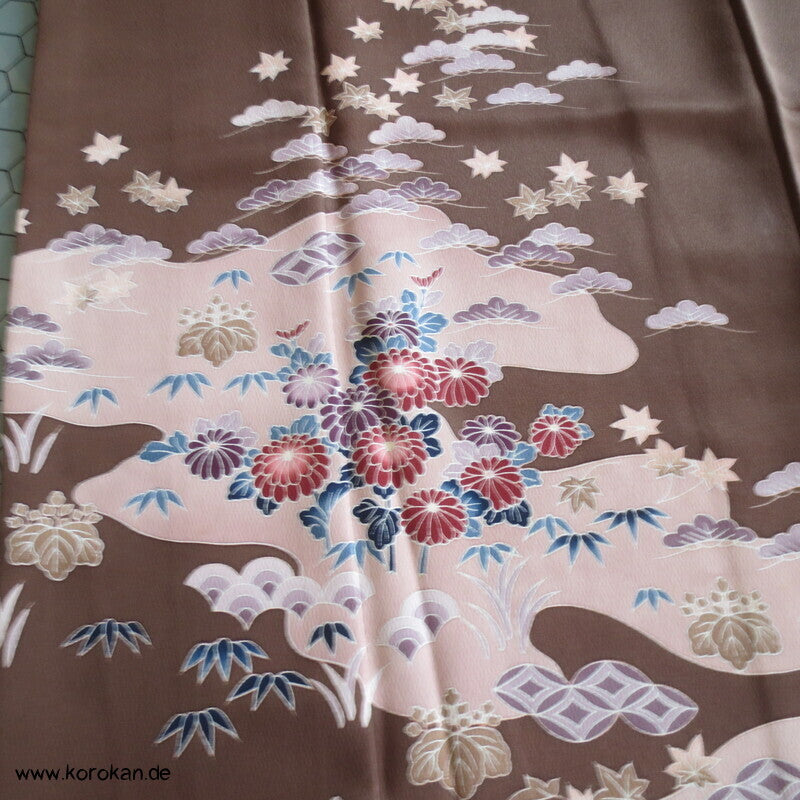Homongi Kimono Seidencrepe dunkelbraun mit Wintermotiven
