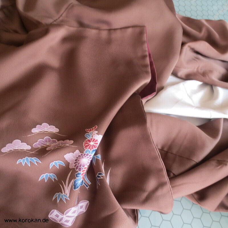 Homongi Kimono Seidencrepe dunkelbraun mit Wintermotiven