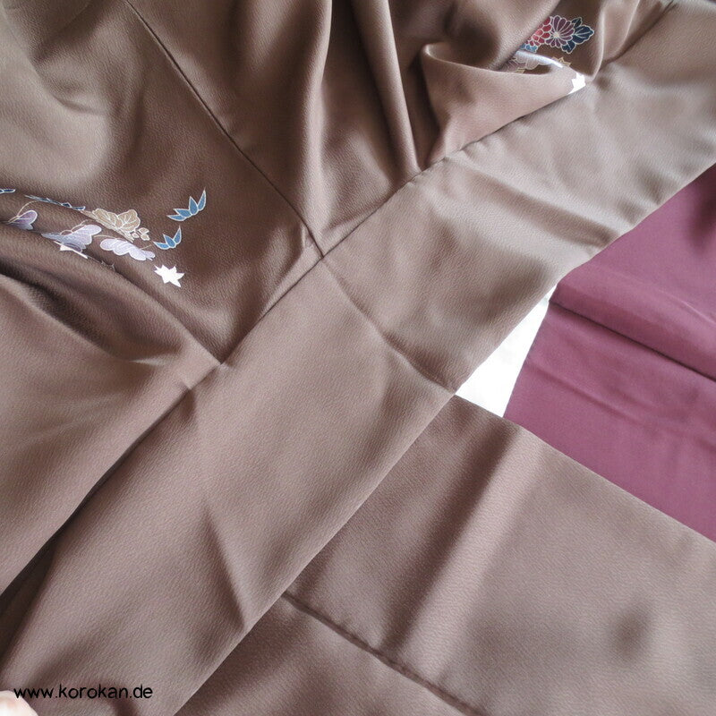Homongi Kimono Seidencrepe dunkelbraun mit Wintermotiven