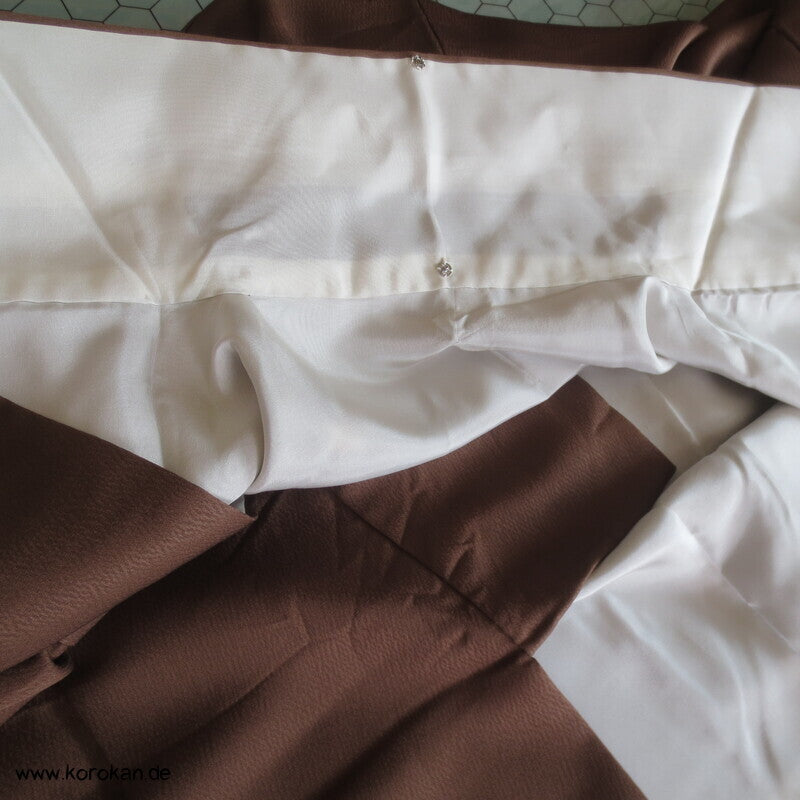Homongi Kimono Seidencrepe dunkelbraun mit Wintermotiven